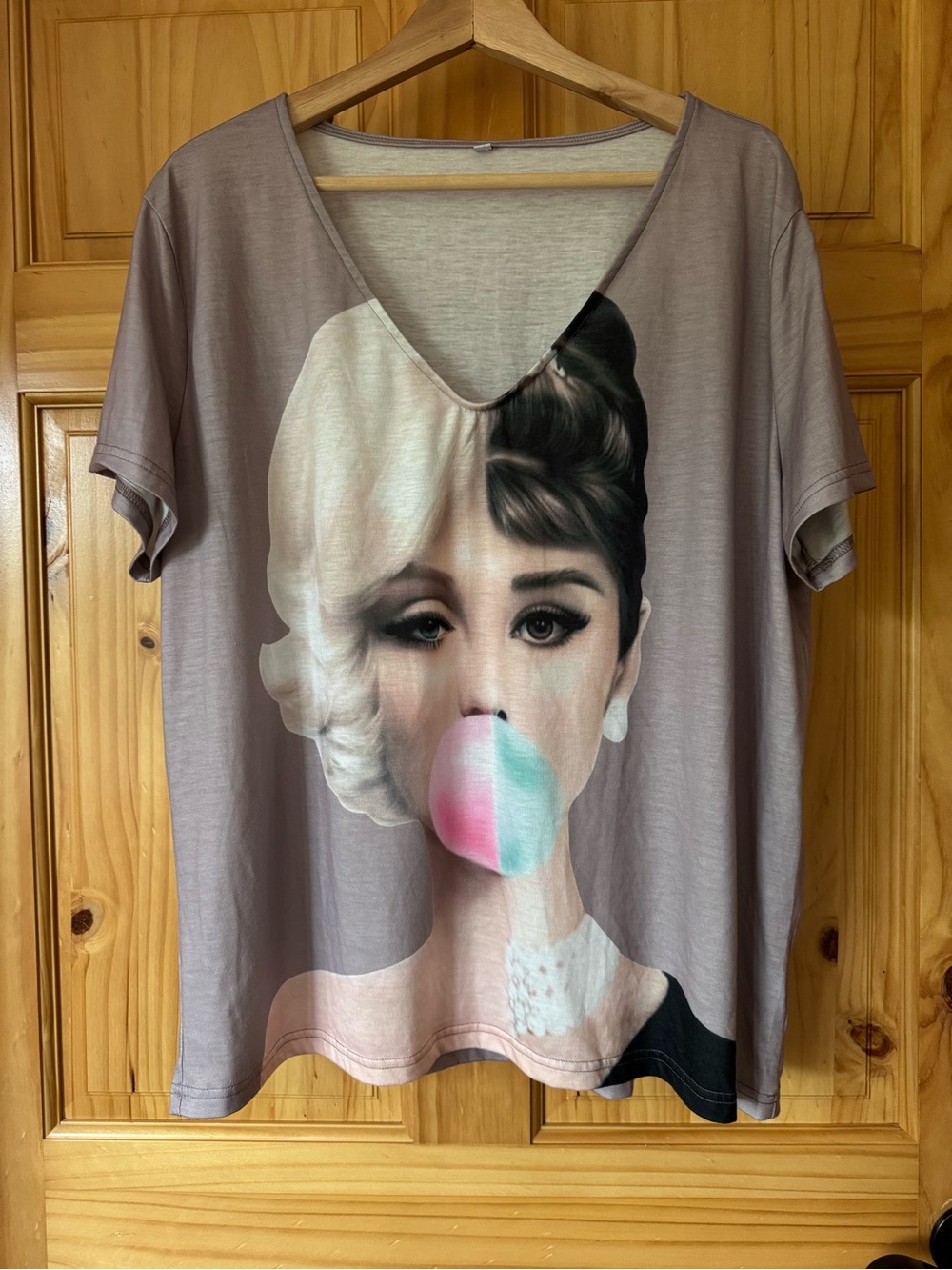 Marilyn Monroe and Audrey Hepburn bubblegum graphic v-neck top size XXL